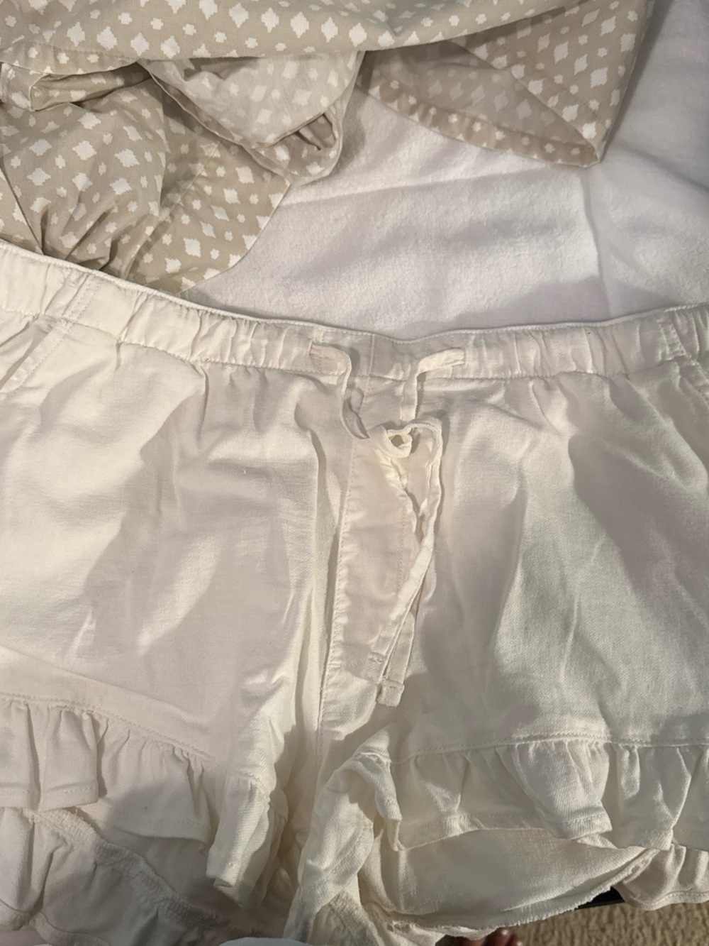 American eagle Women’s Cream Ruffle Shorts